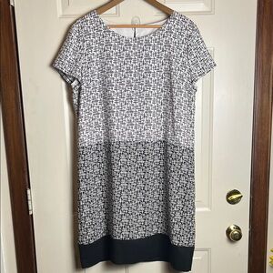 New York & Company Black and White Short Sleeve Shift Dress